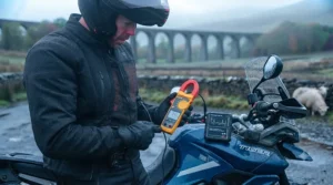 Infographic comparing the energy draw and running costs of heated jackets versus heated vests on 12V bike batteries.